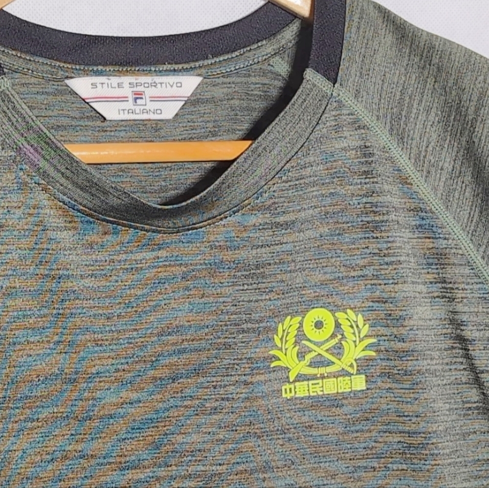 Fila Chenggongling Good Friends Army M Men's Green Athletic Shirt - Picture 3 of 7